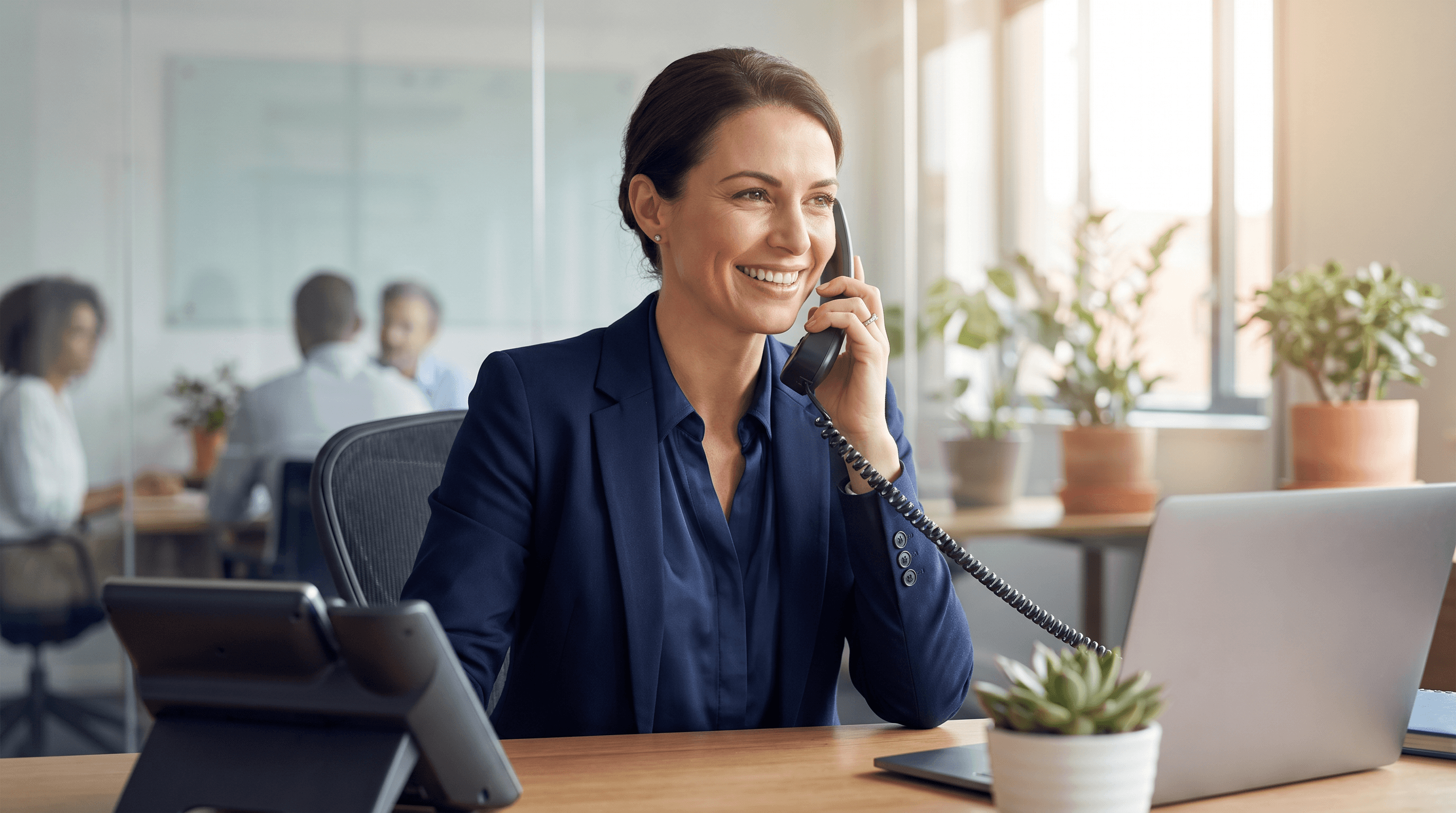 Profesional de empresa usando Tesercom VoIP