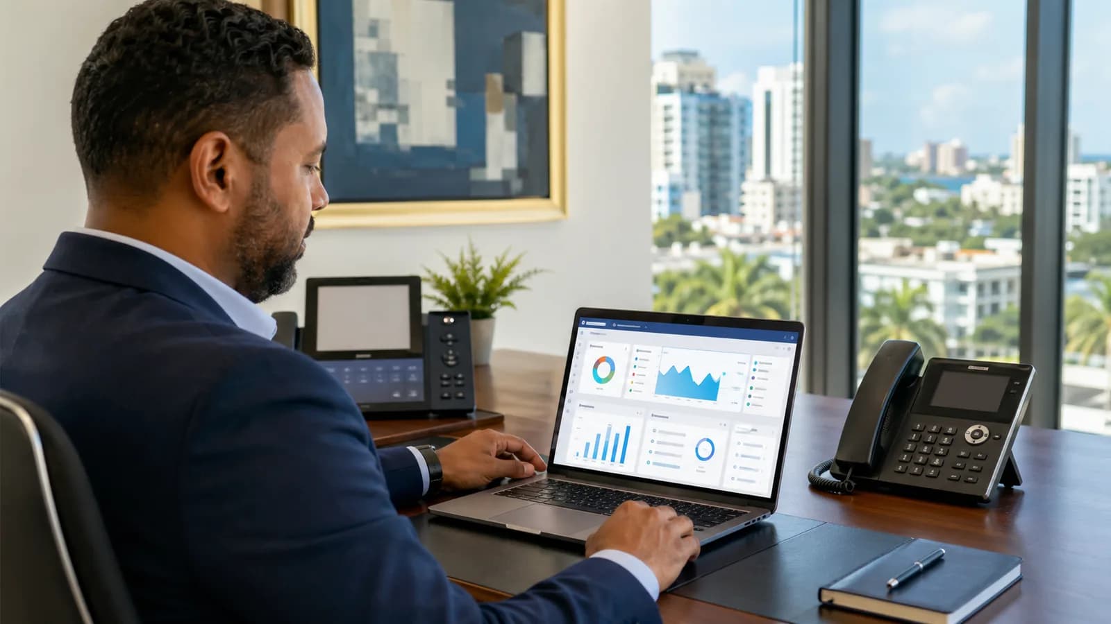 Gerente administrando una PBX virtual para empresas en República Dominicana