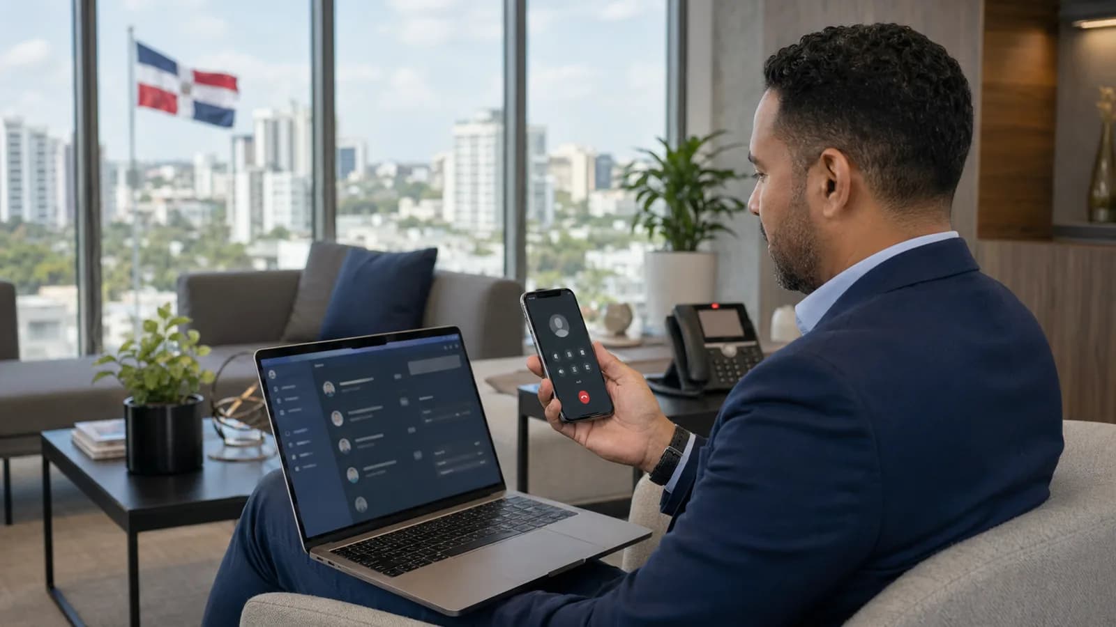 Profesional usando una app VoIP empresarial para extensiones móviles en Santo Domingo